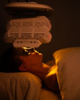 Luminothérapie LED : une alliée douce et efficace en esthétique médicale